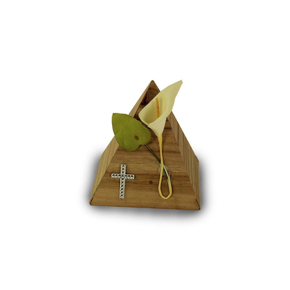 Pyramide en bois garnie de dragées pour communion avec ouverture coulissante fermé