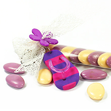 Le porte clé tong rose et violet et son étui de dragées chocolat pour décoration de table mariage ou anniversaire