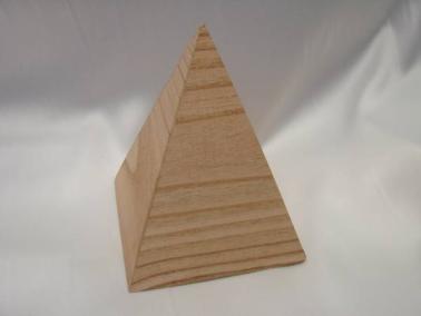 Pyramide en bois vide