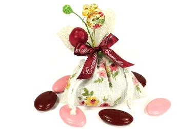 Le sac de dragées décoration fleurie garni de dragée