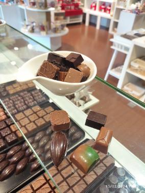 Grand Sachet de 21 chocolats fins fabrication maison cadeau et chocolat